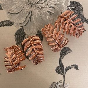 Beautiful gold tone napkin rings. Set of 4 in original box. Never used.